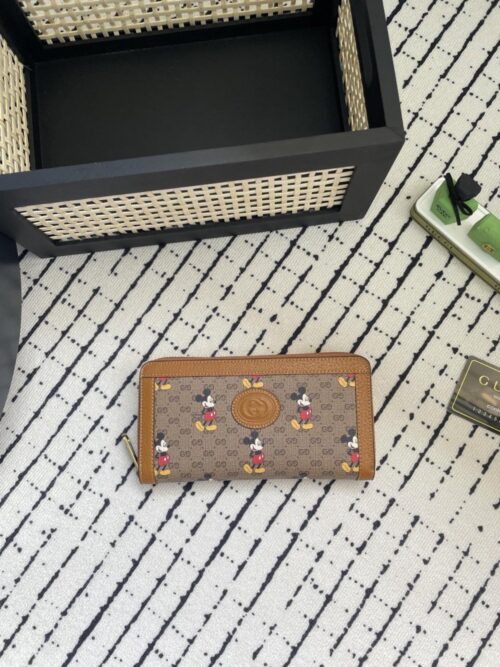 【AT1794】GUCCI🔥🔥 2020年の新作ミッキーはこのGG財布に活気を加え、淡い茶色の革製品の巻き込みディテールはヴィンテージ感を演出しています。伝説のディズニーのクラシックなイメージがカラフルな刺繍、エンボス加工、フラワーデザインで表現されています。