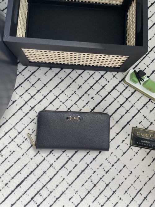 【AT1801】GUCCIの公式ウェブサイトと同期して、職人技術による素晴らしい手作りアイテム🎁を撮影した写真📷。