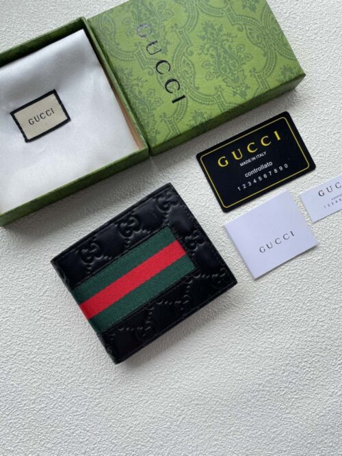 【AT1803】GUCCI🇮🇹のショートウォレットは、柔らかい黒の革で作られており、革はレトロな効果を表現しており、金と銀の金属色のダブルGディテールが特徴です。現代のファッションスタイルを存分に表現しています。