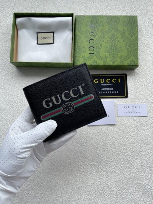 【AT1804】GUCCI 🇮🇹 財布は柔らかい黒い革で作られ、レトロな効果が現れ、金と銀のメタリックトーンのGGのダブルバックルディテールが際立っています。モダンなファッションスタイルを際立たせます。