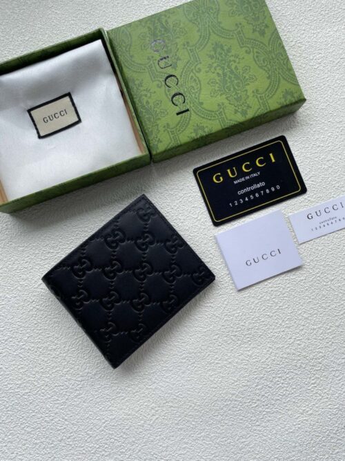 【AT1805】GUCCI🇮🇹ショートウォレットは、柔らかい黒の革で作られており、革はヴィンテージの効果を示しています。金色と銀色の金具で飾られたダブルGディテールが現代のファッションスタイルを際立たせます。