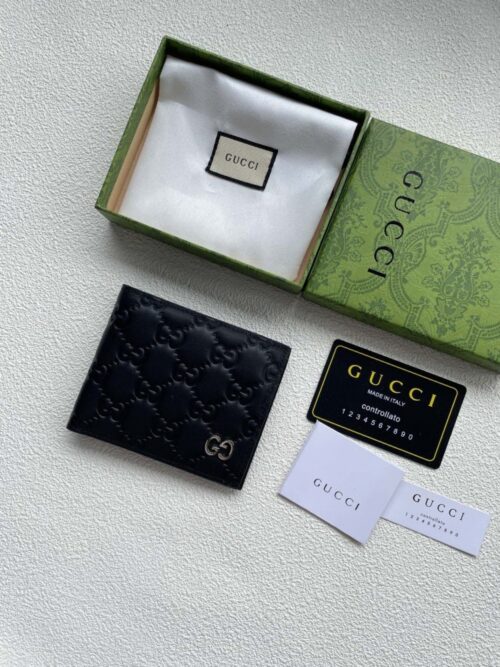 【AT1806】GUCCI🇮🇹の短い財布は、柔らかい黒の革で作られており、レザーはレトロな効果を示しています。金と銀のメタリックな色調のダブルGディテールが際立ちます。現代のファッションスタイルを象徴しています。