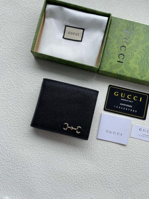 【AT1807】GUCCI 🇮🇹ショートウォレットは、柔らかな黒の革を使用し、革はヴィンテージ効果を演出し、ゴールドとシルバーのメタル調のダブルGディテールが特徴です。現代のファッションを象徴しています。