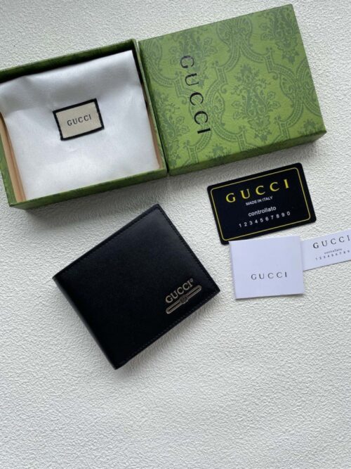 【AT1808】GUCCI🇮🇹の短財布は、柔らかい黒い革で作られ、革はレトロな効果をもたらし、金銀のメタルトーンのダブルGディテールが特徴です。現代のファッションスタイルが際立ちます。
