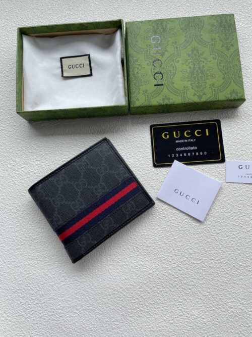 【AT1816】GUCCIの最新ヒットアイテム、プリント入りショートウォレットが公式ウェブサイトでも登場中🔥精巧な手作り。