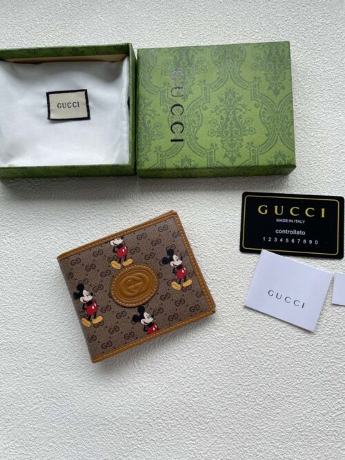 【AT1824】GUCCIミッキーはこのGGウォレットに躍動感を加え、淡い茶色の革の巻き戻しディテールがヴィンテージ感を演出しています。伝説のディズニークラシックイメージは、カラフルな刺繍、刺繍付き飾りやテーラードデザインによって豊かに表現されています。