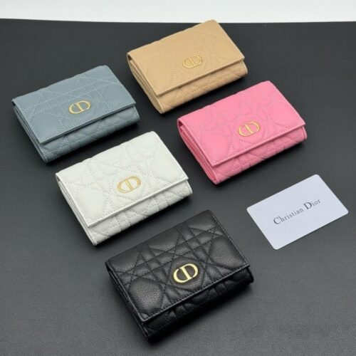 【AT1825】Dior Caroはエレガントで実用的なカードケースです。柔らかい牛革を使用し、キャンバス調のステッチが施され、正面にはCDロゴが飾られています。上品で精巧なデザイン。