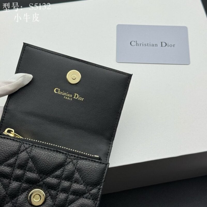 【AT1825】Dior Caroはエレガントで実用的なカードケースです。柔らかい牛革を使用し、キャンバス調のステッチが施され、正面にはCDロゴが飾られています。上品で精巧なデザイン。