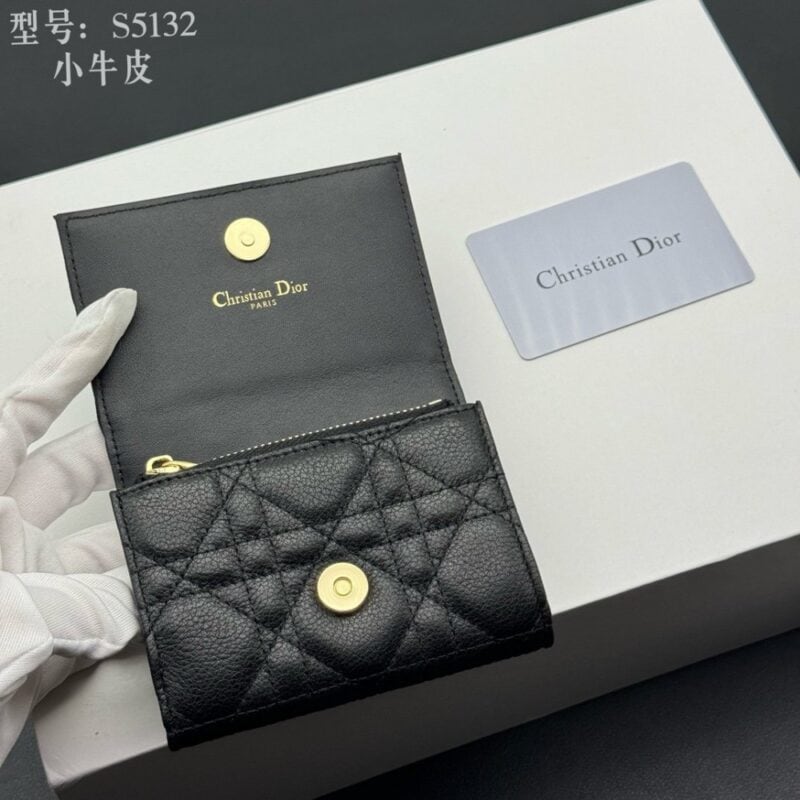 【AT1825】Dior Caroはエレガントで実用的なカードケースです。柔らかい牛革を使用し、キャンバス調のステッチが施され、正面にはCDロゴが飾られています。上品で精巧なデザイン。