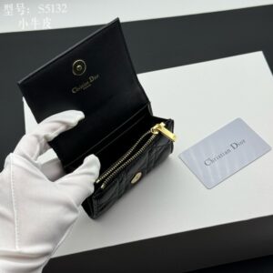 【AT1825】Dior Caroはエレガントで実用的なカードケースです。柔らかい牛革を使用し、キャンバス調のステッチが施され、正面にはCDロゴが飾られています。上品で精巧なデザイン。