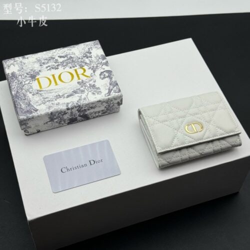 【AT1826】Dior  これはDior Caroのエレガントで実用的なカードケースです。柔らかい牛革を使用し、ラタン柄のステッチ入りで仕上げられ、前面にはCDロゴが施されています。上品で精巧なデザインです。