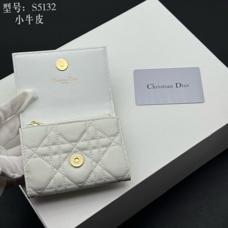 【AT1826】Dior  これはDior Caroのエレガントで実用的なカードケースです。柔らかい牛革を使用し、ラタン柄のステッチ入りで仕上げられ、前面にはCDロゴが施されています。上品で精巧なデザインです。