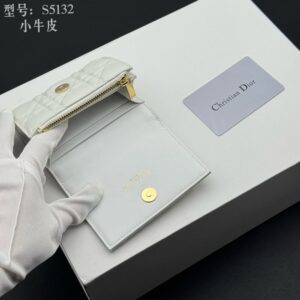 【AT1826】Dior  これはDior Caroのエレガントで実用的なカードケースです。柔らかい牛革を使用し、ラタン柄のステッチ入りで仕上げられ、前面にはCDロゴが施されています。上品で精巧なデザインです。