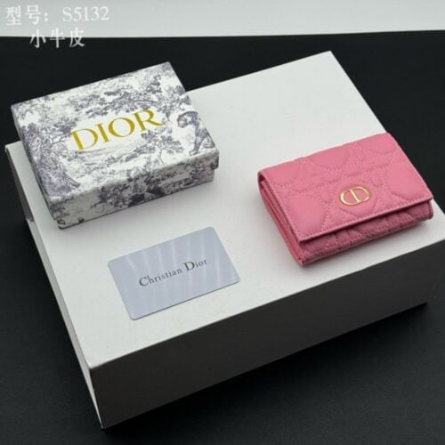 【AT1827】Dior ディオール・カロはエレガントで実用的なカードケースです。柔らかな牛革を使用し、藤格子模様の縫い目で飾られ、表側にはCDロゴが施されています。洗練されたデザインで高級感があります。