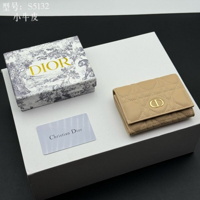 【AT1828】Dior ディオール・カロは上品で実用的な財布です。柔らかい牛革を使用し、わざとらしいタタゴリと、CDロゴで飾られています。高級で洗練されたデザインです。