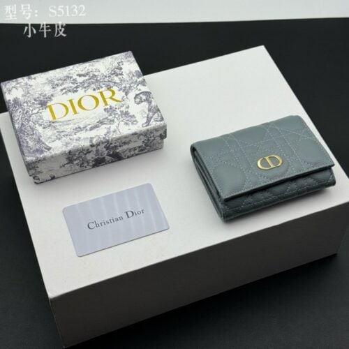【AT1829】Dior ディオール・カロはエレガントで実用的な財布です。柔らかいカーフスキンを使用し、編み目状のステッチとCDロゴが上品な雰囲気を演出しています。高級感があり、洗練されています。
