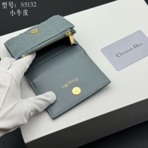 【AT1829】Dior ディオール・カロはエレガントで実用的な財布です。柔らかいカーフスキンを使用し、編み目状のステッチとCDロゴが上品な雰囲気を演出しています。高級感があり、洗練されています。