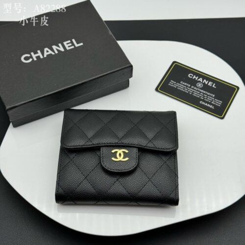 【AT1830】Chanel シャネルのクラシックシリーズの小さなキャビアスキンキーケースは、香水ファンに大人気のアイテムです。長年にわたり愛され続けている人気が本物の愛情を示しています。一針一針が完璧に再現され、細部まで手の込んだディテールは完璧で文句のつけようがありません！
