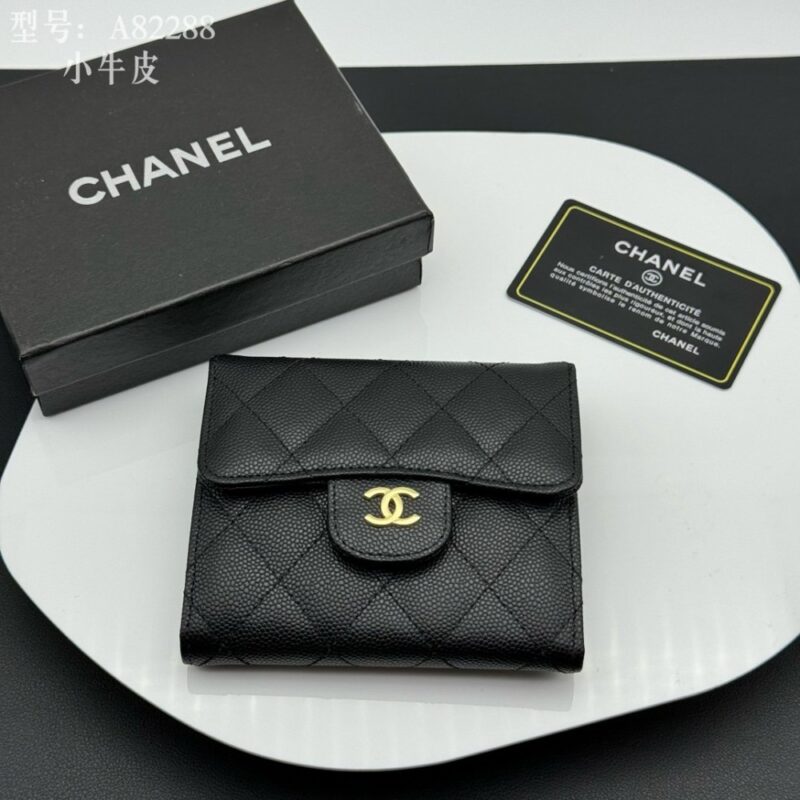 【AT1830】Chanel シャネルのクラシックシリーズの小さなキャビアスキンキーケースは、香水ファンに大人気のアイテムです。長年にわたり愛され続けている人気が本物の愛情を示しています。一針一針が完璧に再現され、細部まで手の込んだディテールは完璧で文句のつけようがありません！