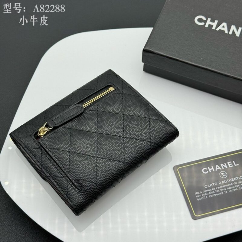 【AT1830】Chanel シャネルのクラシックシリーズの小さなキャビアスキンキーケースは、香水ファンに大人気のアイテムです。長年にわたり愛され続けている人気が本物の愛情を示しています。一針一針が完璧に再現され、細部まで手の込んだディテールは完璧で文句のつけようがありません！