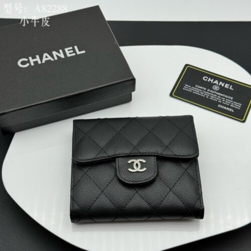 【AT1832】Chanel シャネルクラシックシリーズのCFスモールフラップウォレットは、香水のファンにとってのお気に入りアイテムです。長い間愛され続けている人気を示す真の愛情を感じます。 細部まで完璧に再現された一針一線は、細部にこだわった洗練された仕上がりです。
