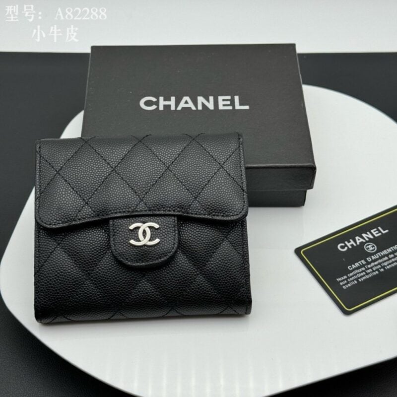 【AT1832】Chanel シャネルクラシックシリーズのCFスモールフラップウォレットは、香水のファンにとってのお気に入りアイテムです。長い間愛され続けている人気を示す真の愛情を感じます。 細部まで完璧に再現された一針一線は、細部にこだわった洗練された仕上がりです。