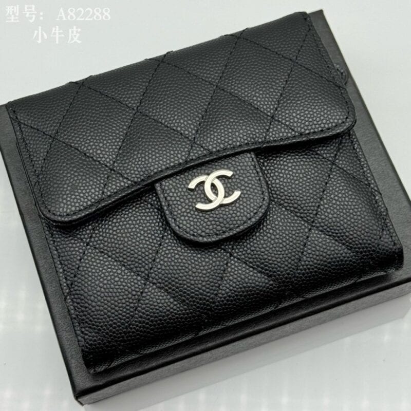 【AT1832】Chanel シャネルクラシックシリーズのCFスモールフラップウォレットは、香水のファンにとってのお気に入りアイテムです。長い間愛され続けている人気を示す真の愛情を感じます。 細部まで完璧に再現された一針一線は、細部にこだわった洗練された仕上がりです。