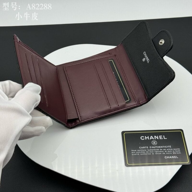 【AT1832】Chanel シャネルクラシックシリーズのCFスモールフラップウォレットは、香水のファンにとってのお気に入りアイテムです。長い間愛され続けている人気を示す真の愛情を感じます。 細部まで完璧に再現された一針一線は、細部にこだわった洗練された仕上がりです。
