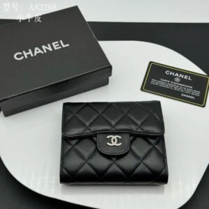 【AT1833】Chanel シャネル クラシックシリーズのCFミニフラップ財布は、ベテランの香粉の大好きなアイテムで、長い間人気を保っていることから真の愛情が伺えます。一針一針完璧な再現で、細部まで完璧さを保ち、申し分のない洗練されたデザイン！
