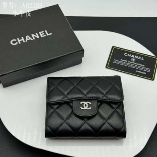 【AT1833】Chanel シャネル クラシックシリーズのCFミニフラップ財布は、ベテランの香粉の大好きなアイテムで、長い間人気を保っていることから真の愛情が伺えます。一針一針完璧な再現で、細部まで完璧さを保ち、申し分のない洗練されたデザイン！