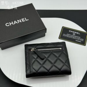 【AT1833】Chanel シャネル クラシックシリーズのCFミニフラップ財布は、ベテランの香粉の大好きなアイテムで、長い間人気を保っていることから真の愛情が伺えます。一針一針完璧な再現で、細部まで完璧さを保ち、申し分のない洗練されたデザイン！