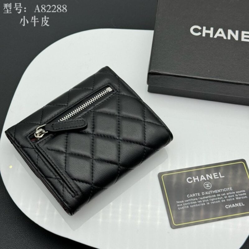 【AT1833】Chanel シャネル クラシックシリーズのCFミニフラップ財布は、ベテランの香粉の大好きなアイテムで、長い間人気を保っていることから真の愛情が伺えます。一針一針完璧な再現で、細部まで完璧さを保ち、申し分のない洗練されたデザイン！