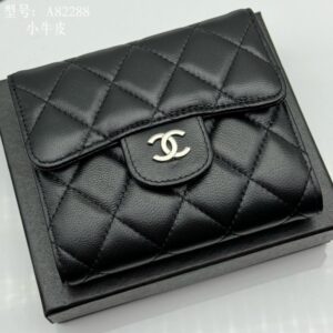 【AT1833】Chanel シャネル クラシックシリーズのCFミニフラップ財布は、ベテランの香粉の大好きなアイテムで、長い間人気を保っていることから真の愛情が伺えます。一針一針完璧な再現で、細部まで完璧さを保ち、申し分のない洗練されたデザイン！
