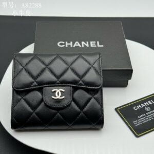 【AT1833】Chanel シャネル クラシックシリーズのCFミニフラップ財布は、ベテランの香粉の大好きなアイテムで、長い間人気を保っていることから真の愛情が伺えます。一針一針完璧な再現で、細部まで完璧さを保ち、申し分のない洗練されたデザイン！
