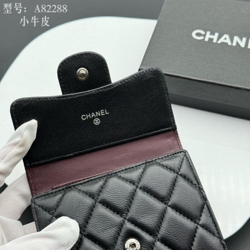 【AT1833】Chanel シャネル クラシックシリーズのCFミニフラップ財布は、ベテランの香粉の大好きなアイテムで、長い間人気を保っていることから真の愛情が伺えます。一針一針完璧な再現で、細部まで完璧さを保ち、申し分のない洗練されたデザイン！