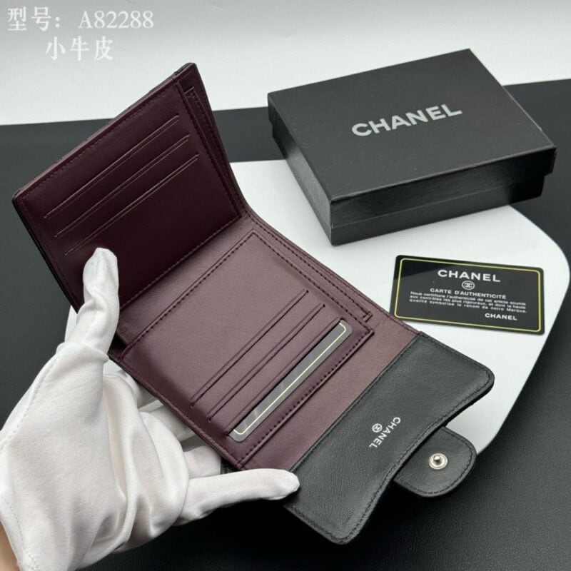 【AT1833】Chanel シャネル クラシックシリーズのCFミニフラップ財布は、ベテランの香粉の大好きなアイテムで、長い間人気を保っていることから真の愛情が伺えます。一針一針完璧な再現で、細部まで完璧さを保ち、申し分のない洗練されたデザイン！