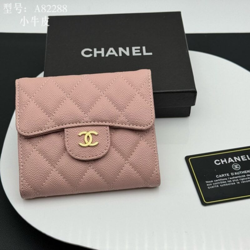 【AT1834】Chanel シャネルクラシック シリーズの CF サイズの口蓋付き財布は、シニア香粉ファンのお気に入りアイテムです。長年にわたって人気が続くのは真の愛の証です。一針一針、完璧なディテールを再現し、細部まで洗練されています。精巧で文句の付けようがありません！