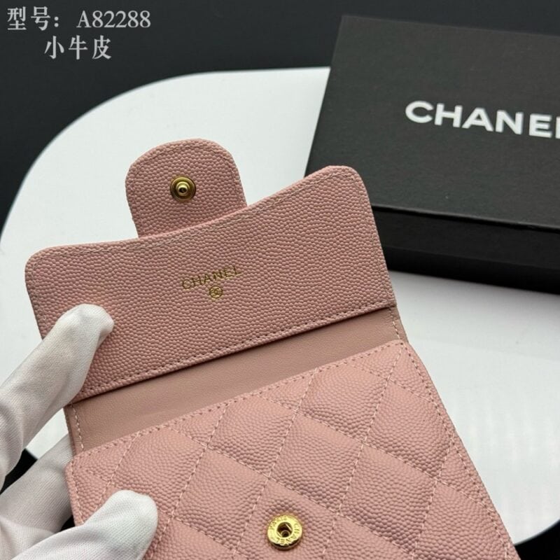 【AT1834】Chanel シャネルクラシック シリーズの CF サイズの口蓋付き財布は、シニア香粉ファンのお気に入りアイテムです。長年にわたって人気が続くのは真の愛の証です。一針一針、完璧なディテールを再現し、細部まで洗練されています。精巧で文句の付けようがありません！