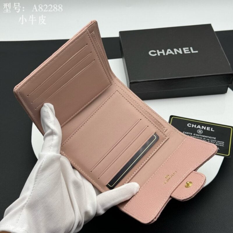 【AT1834】Chanel シャネルクラシック シリーズの CF サイズの口蓋付き財布は、シニア香粉ファンのお気に入りアイテムです。長年にわたって人気が続くのは真の愛の証です。一針一針、完璧なディテールを再現し、細部まで洗練されています。精巧で文句の付けようがありません！