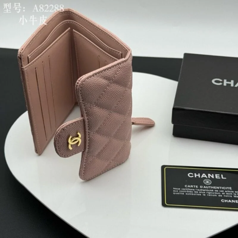 【AT1834】Chanel シャネルクラシック シリーズの CF サイズの口蓋付き財布は、シニア香粉ファンのお気に入りアイテムです。長年にわたって人気が続くのは真の愛の証です。一針一針、完璧なディテールを再現し、細部まで洗練されています。精巧で文句の付けようがありません！