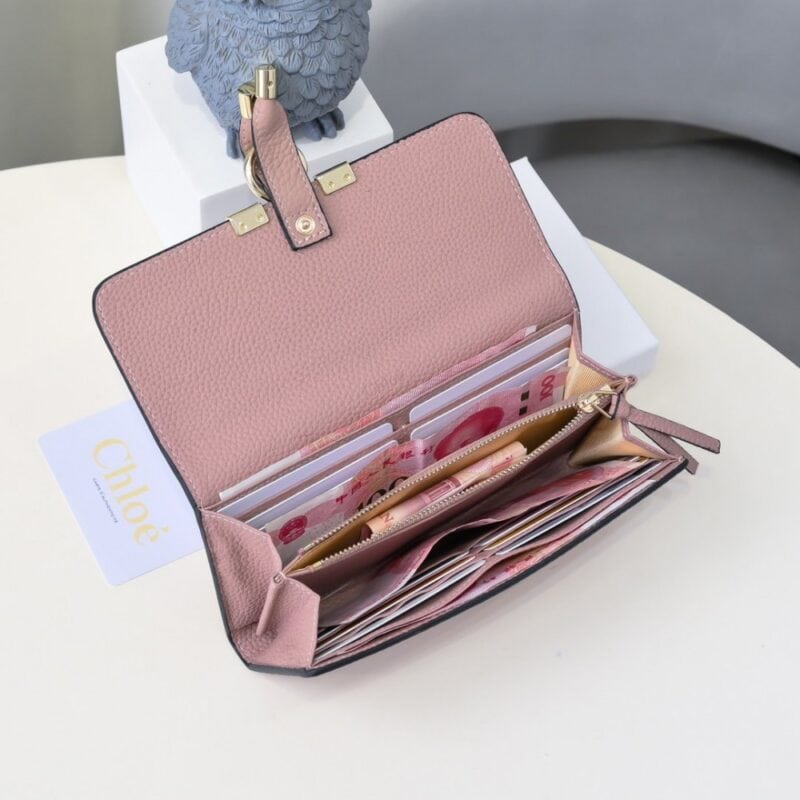 【AT1835】ChloeブランドのクラシックなMarcieウォレット、ヴィンテージ金具とスエードタッセル付き