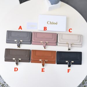 【AT1835】ChloeブランドのクラシックなMarcieウォレット、ヴィンテージ金具とスエードタッセル付き