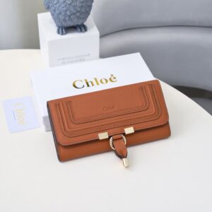 【AT1835】ChloeブランドのクラシックなMarcieウォレット、ヴィンテージ金具とスエードタッセル付き