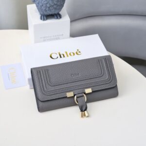 【AT1835】ChloeブランドのクラシックなMarcieウォレット、ヴィンテージ金具とスエードタッセル付き