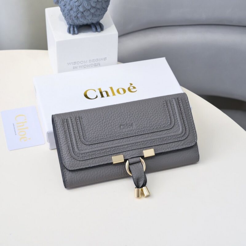 【AT1835】ChloeブランドのクラシックなMarcieウォレット、ヴィンテージ金具とスエードタッセル付き