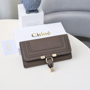 【AT1835】ChloeブランドのクラシックなMarcieウォレット、ヴィンテージ金具とスエードタッセル付き