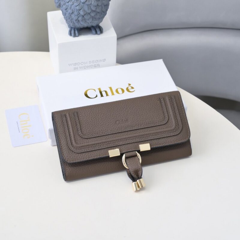 【AT1835】ChloeブランドのクラシックなMarcieウォレット、ヴィンテージ金具とスエードタッセル付き