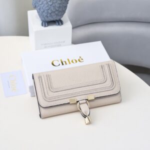 【AT1835】ChloeブランドのクラシックなMarcieウォレット、ヴィンテージ金具とスエードタッセル付き