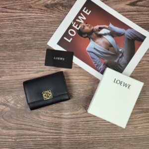【AT1844】LOEWE 三つ折り財布は、折りたたみ式のファッション財布で、レディース用です。