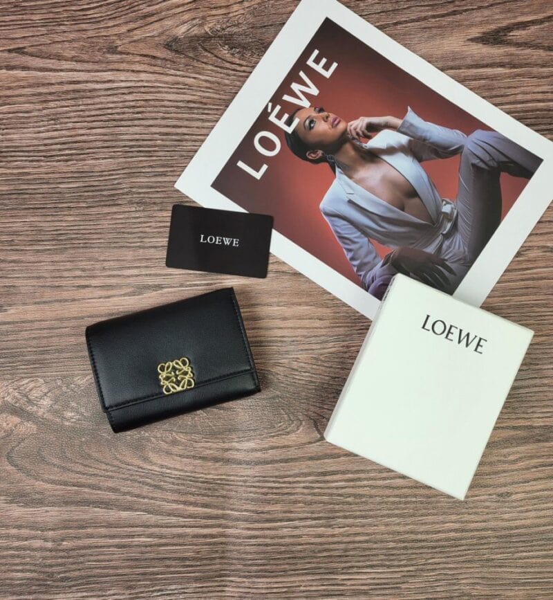 【AT1844】LOEWE 三つ折り財布は、折りたたみ式のファッション財布で、レディース用です。
